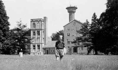 118427 Gezicht op het gebouw van het Koninklijk Nederlands Meteorologisch Instituut te De Bilt met op de voorgrond A.M. ...